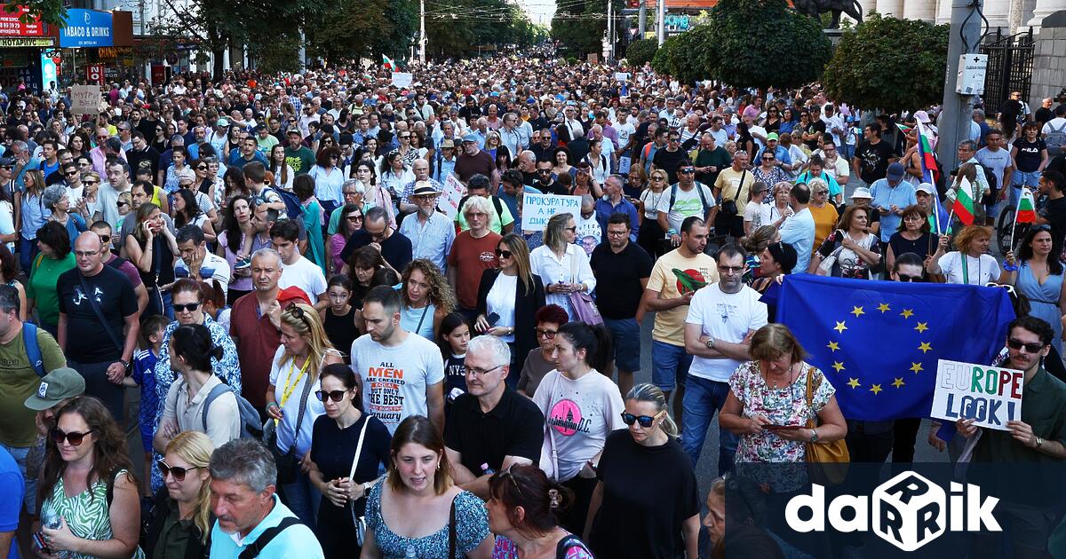 Нови протести и политическо напрежение след среднощното решение на съда