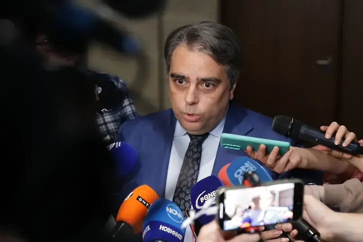 Асен Василев обяви, че се отказва от имунитета си