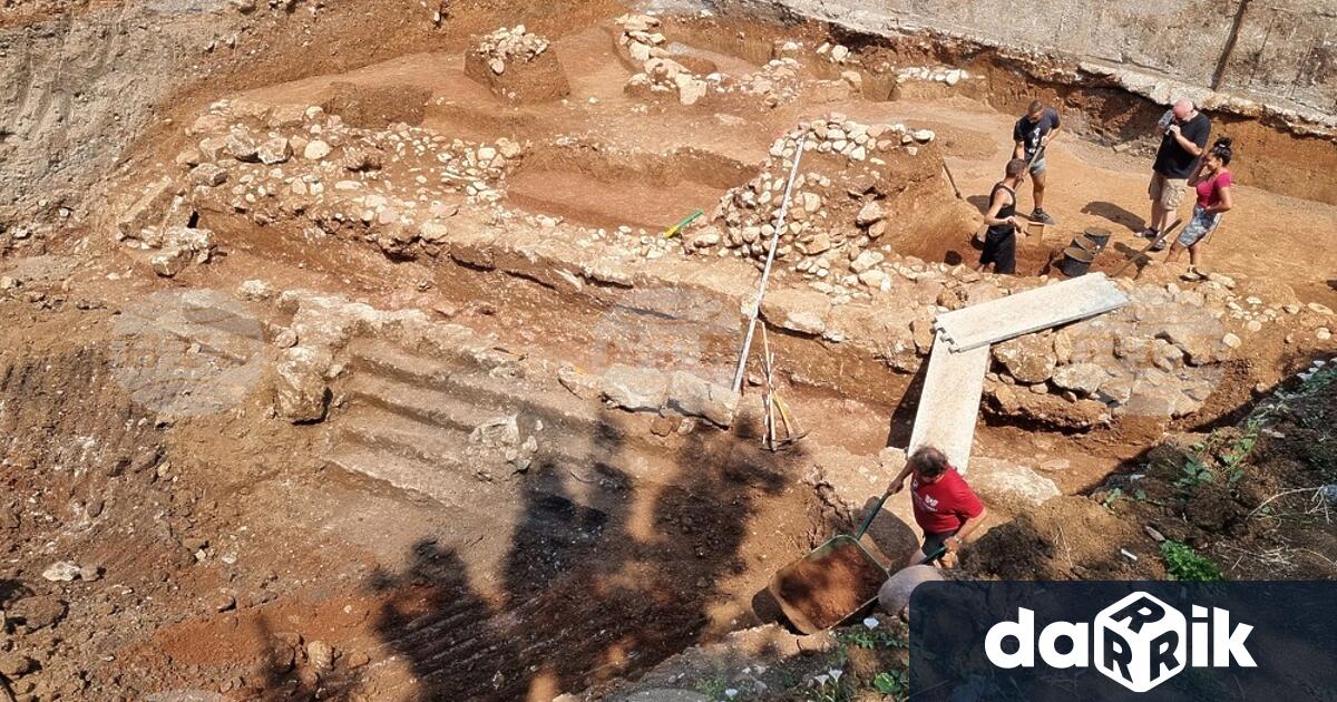 След катоминалата седмица беше разчистен монолитен зид от каменни блокове поставени