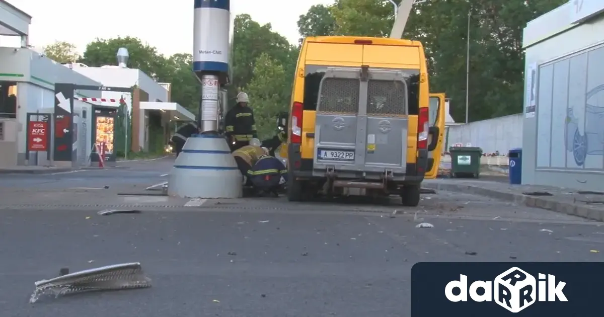 Метанова бутилка на микробус се взриви на бензиностанция в бургаския