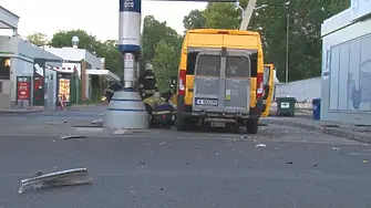 Метанова бутилка се взриви на бензиностанция и излетя в автомивка