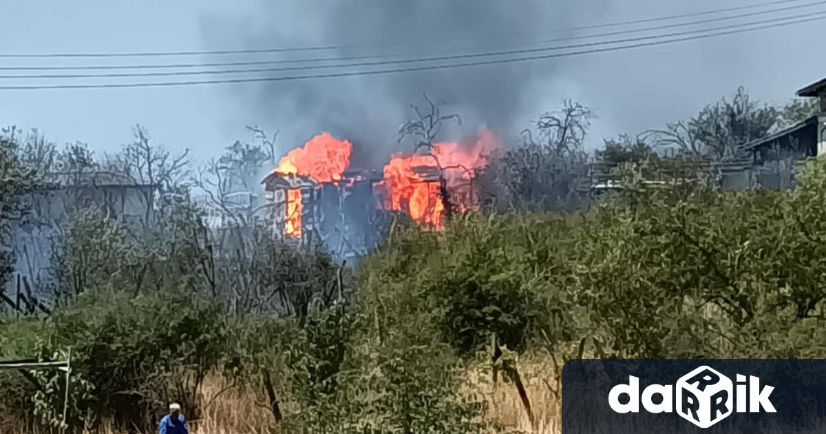 Жена с две деца е била блокирана в огнен капан