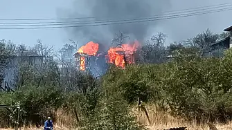 Жена с две деца е била блокирана в огнен капан при пожара в Бургас 