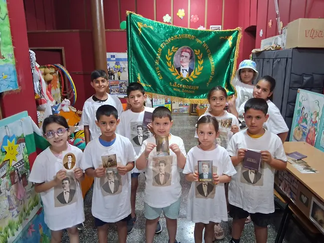  Децата от село Асеновци отдават респект на Васил Левски 