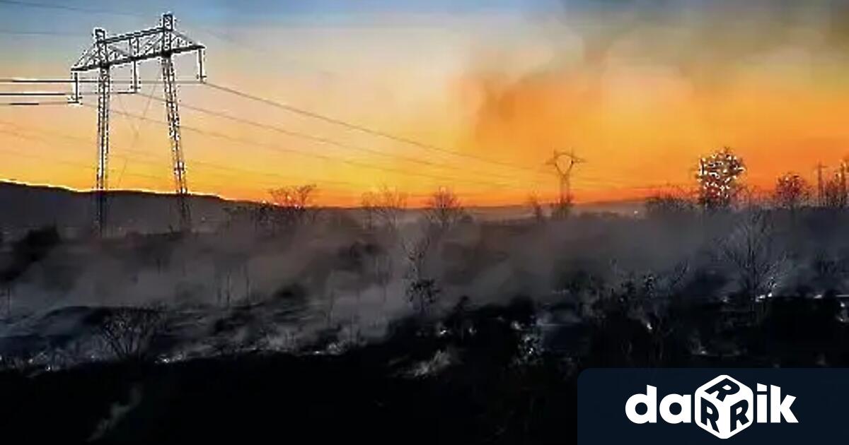 Евакуират вилна зона в Бургас заради пожарв местността Острицата разположена