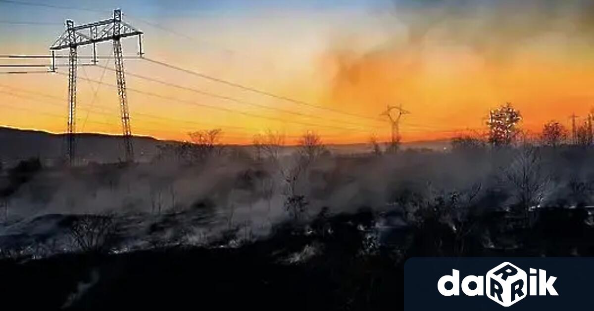 Пожар избухна в района между село Широко поле и местността