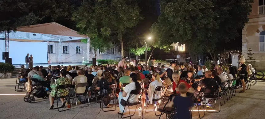Лятно кино и Неон парти в съботната вечер за врачани