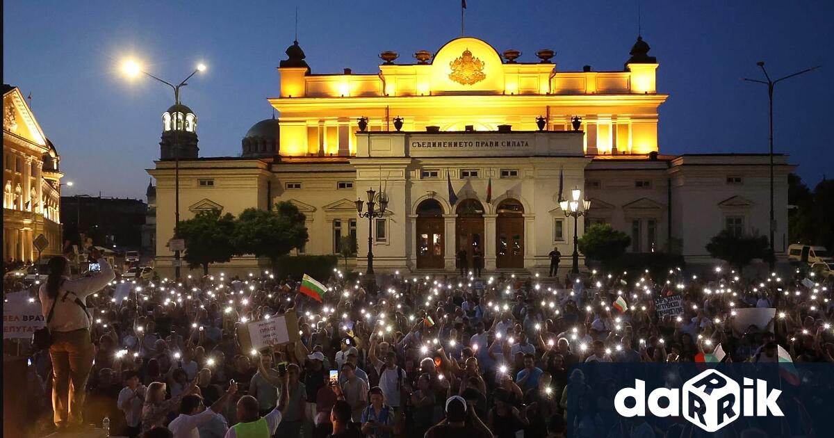 Десетки хиляди протестират в центъра на столицата София в средата
