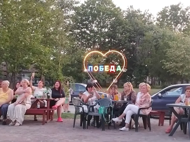  Лятна вечер на площада в село Победа 