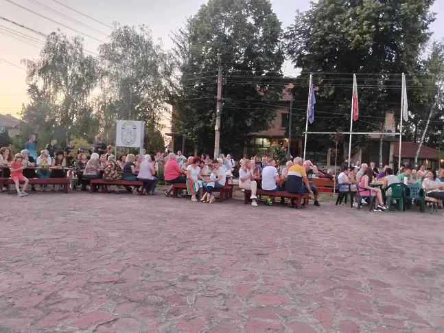  Лятна вечер на площада в село Победа 