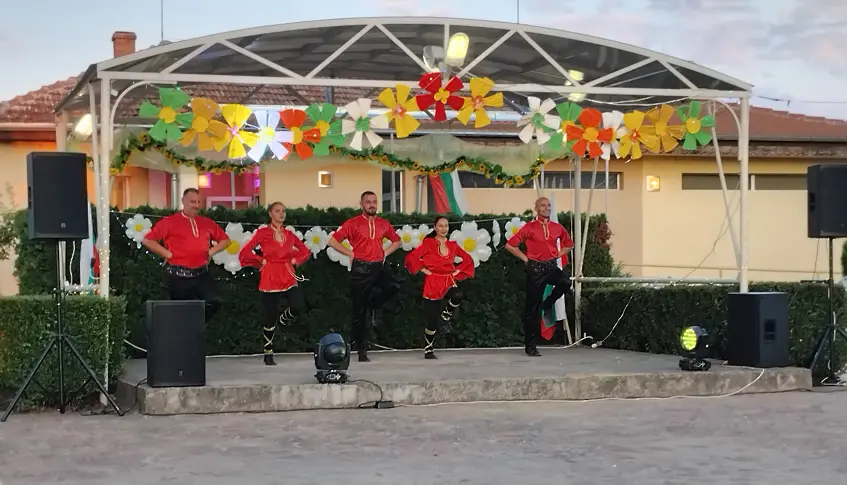  Лятна вечер на площада в село Победа 