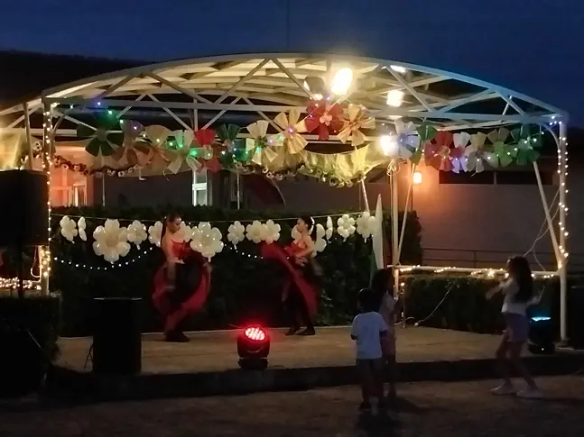  Лятна вечер на площада в село Победа 