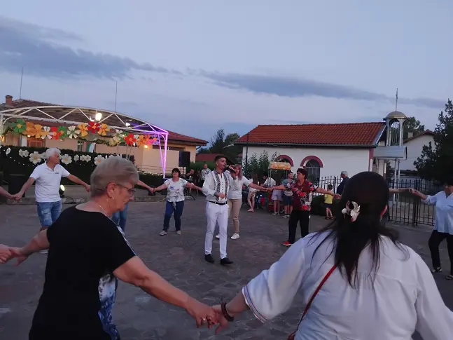  Лятна вечер на площада в село Победа 