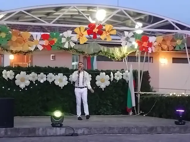  Лятна вечер на площада в село Победа 