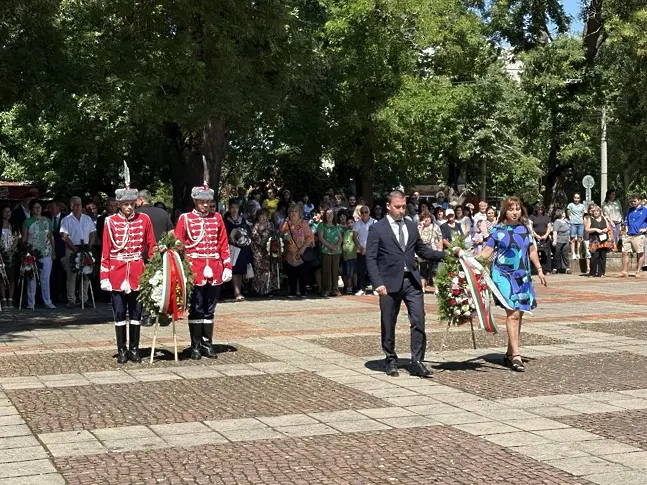  Николай Абрашев и госпожа Ирена Христова – основен секретар в Областна администрация – Плевен участваха на празника на град Левски 