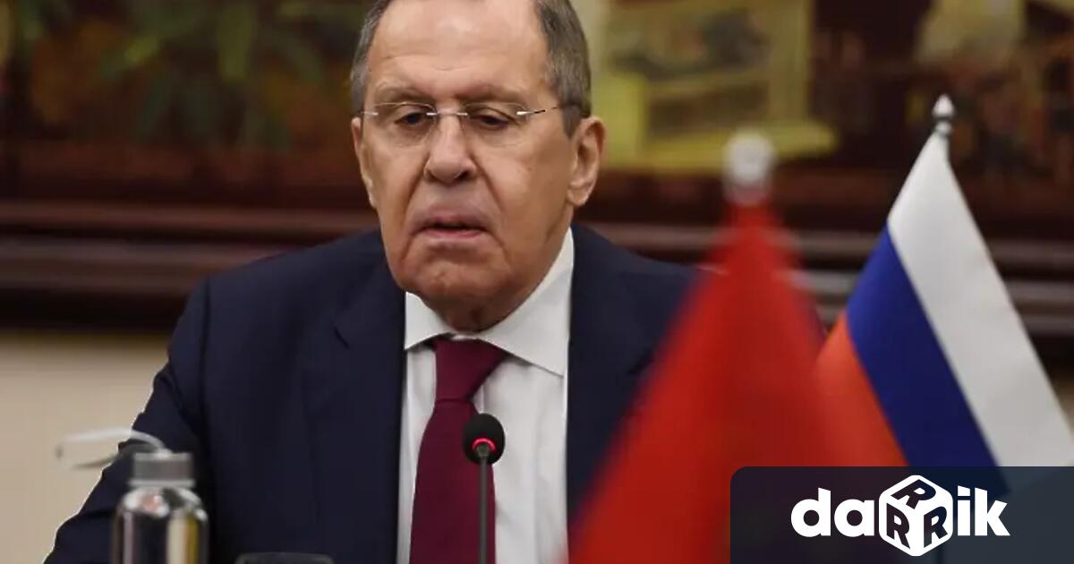 Руският външен министър Сергей Лавров приветства днес по време на