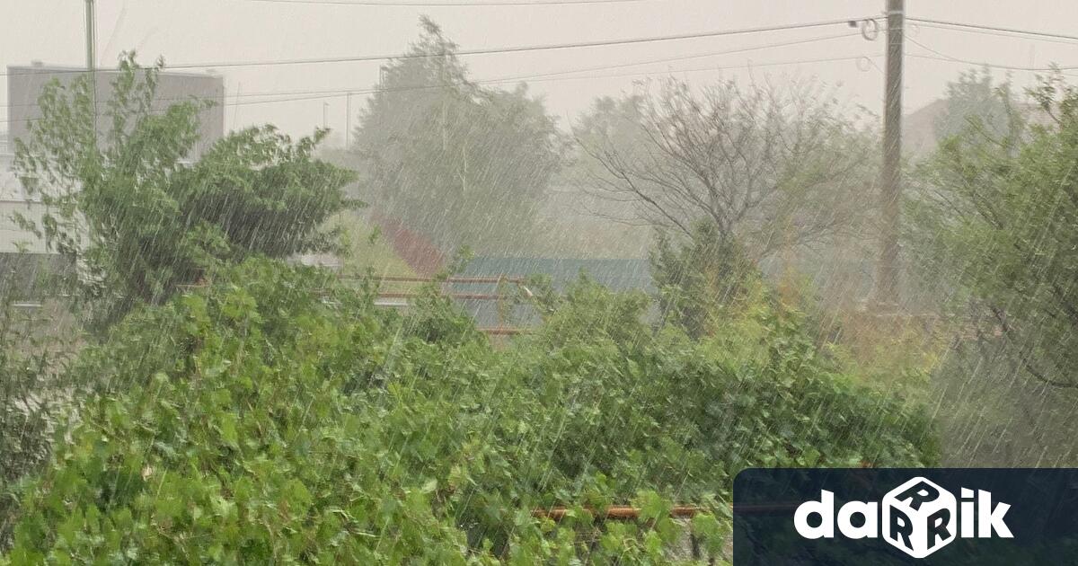 Силната буря снощи мобилизира екипите на РДПБЗН в областта Отстранени