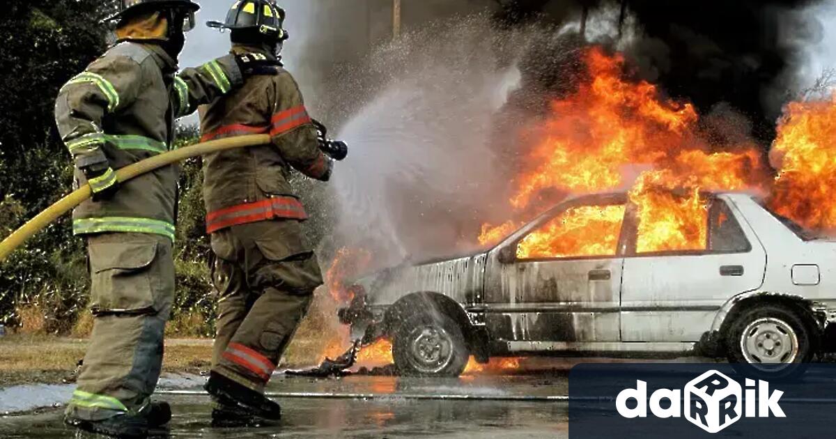 Огнеборци гасят голям пожар в автоморга в близкия до Русе