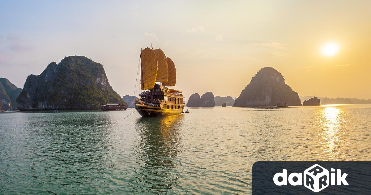 Туристическо корабче се преобърна по време на буря във Виетнам