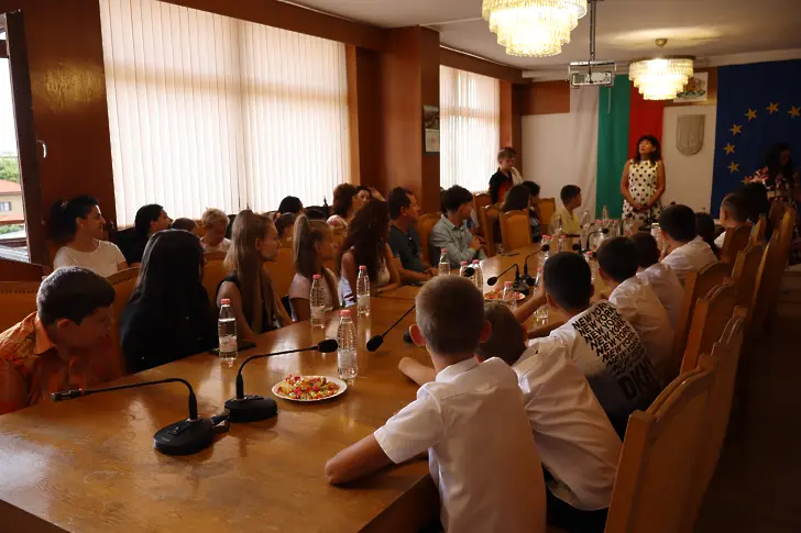  Община Левски награди учениците от общината, показали се чудесно на НВО за образователната 2024/2025 год. 