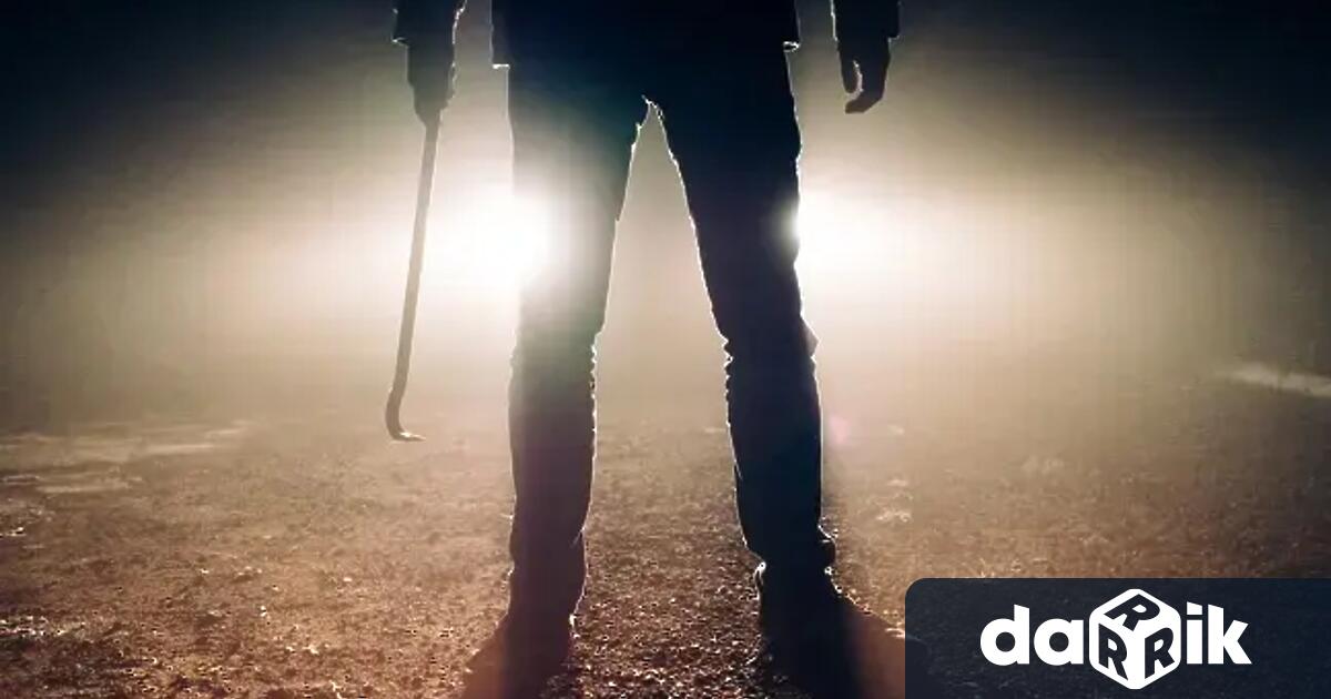 Двама мъже с маски ръкавици и бухалки нахлули в сградата