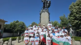Посрещнаха участници в Националния поход „По стъпките на Апостола“ в Карлово, удостоиха ръководителя на похода д-р Галина Цветкова с наградата на Фондация „Васил Левски“