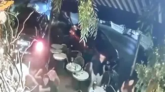 Джип помете хора, докато вечерят в гръцки ресторант