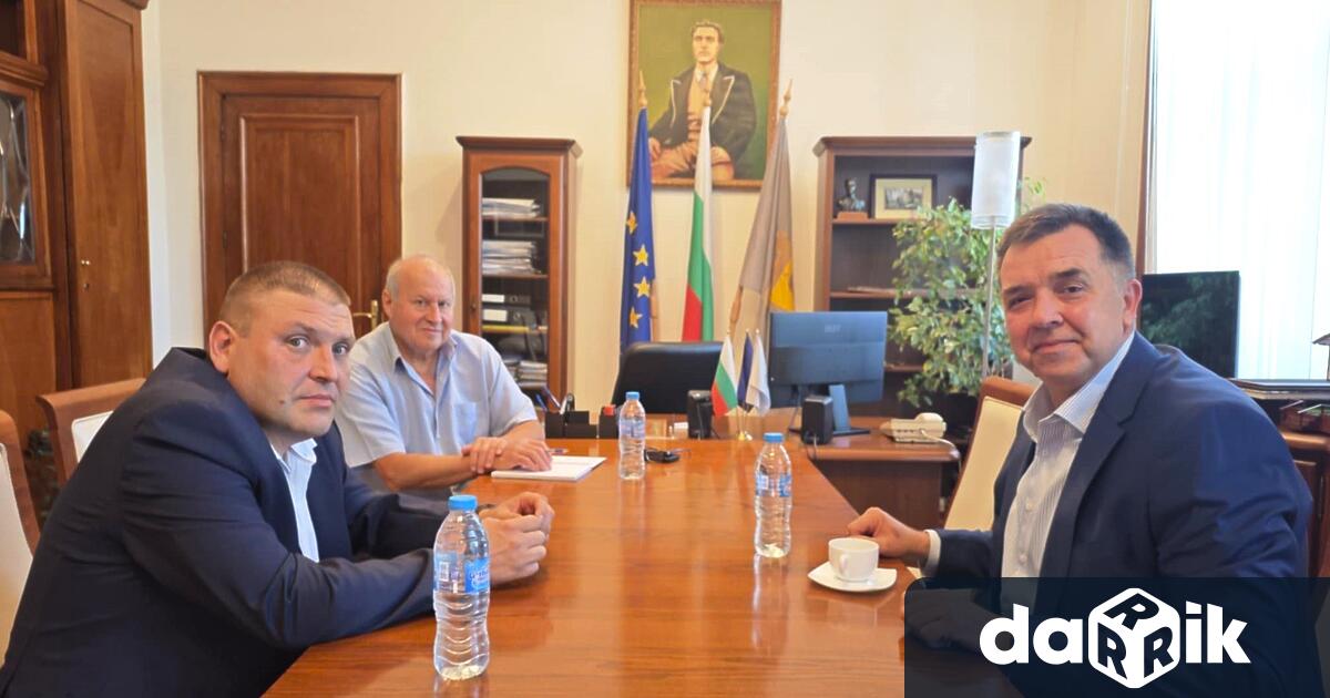 Кметът на Община Плевен д р Валентин Христов и директорът на