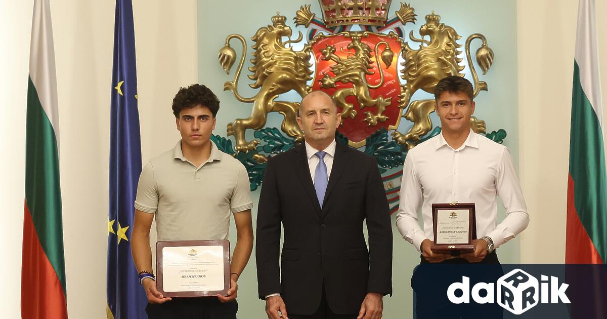 Президентът Румен Радев удостои с почетни плакети младите тенисисти Иван