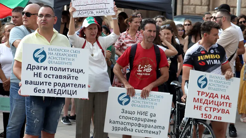 Пореден протест на младите лекари пред парламента в София