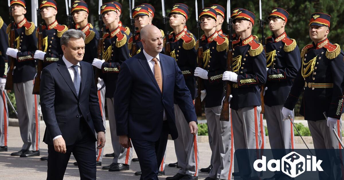 Премиерът Росен Желязков беше посрещнат с официална церемония с военни