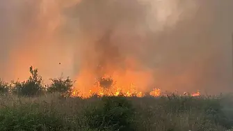 Голям пожар до Костинброд, горят къщи в село Безден