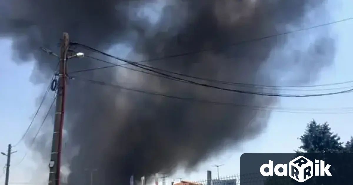 Овладян е пожарът в цех за пластмаса който обгази Средец