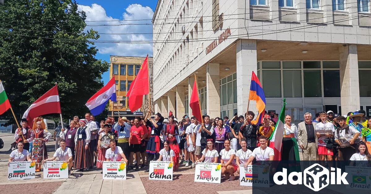 С официална церемония на градския площад България в Мездра официално