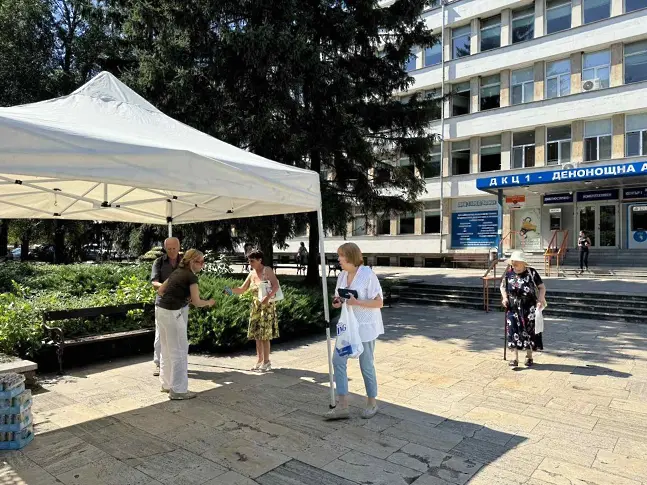 Заради горещото време раздават вода на три места във Враца