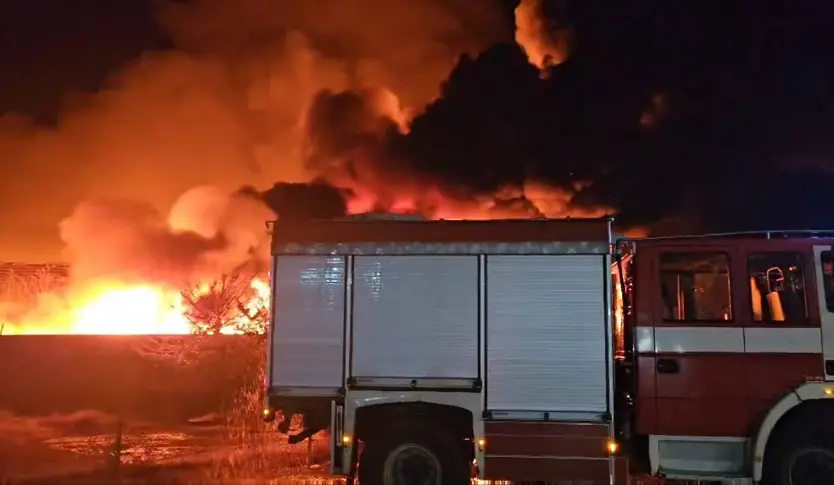 Горяха автомобилни гуми в частен имот в Чинтулово