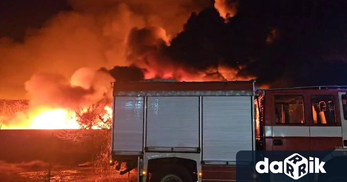 В частен имот в сливенското село Чинтулово тази нощ горя