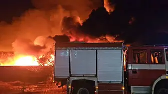 Горяха автомобилни гуми в частен имот в Чинтулово