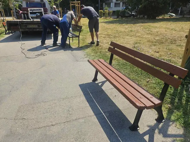 Във Видин 32  обновени пейки радват жителите на града