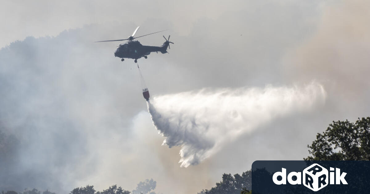 Втори хеликоптер се включи в гасенето на пожара във вилната