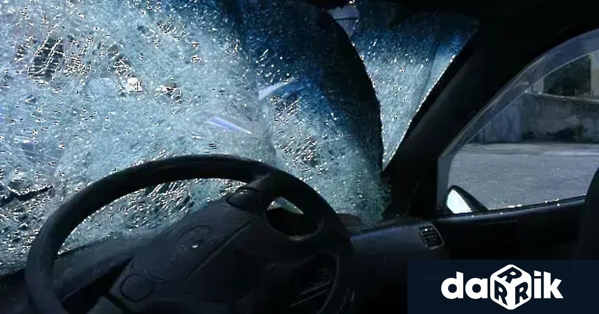 Седем младежи пострадаха при катастрофа между два автомобила по пътя