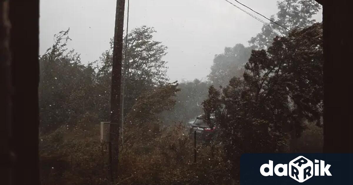 Ураганен вятър причини сериозни щети в село Дъбравите край Белово