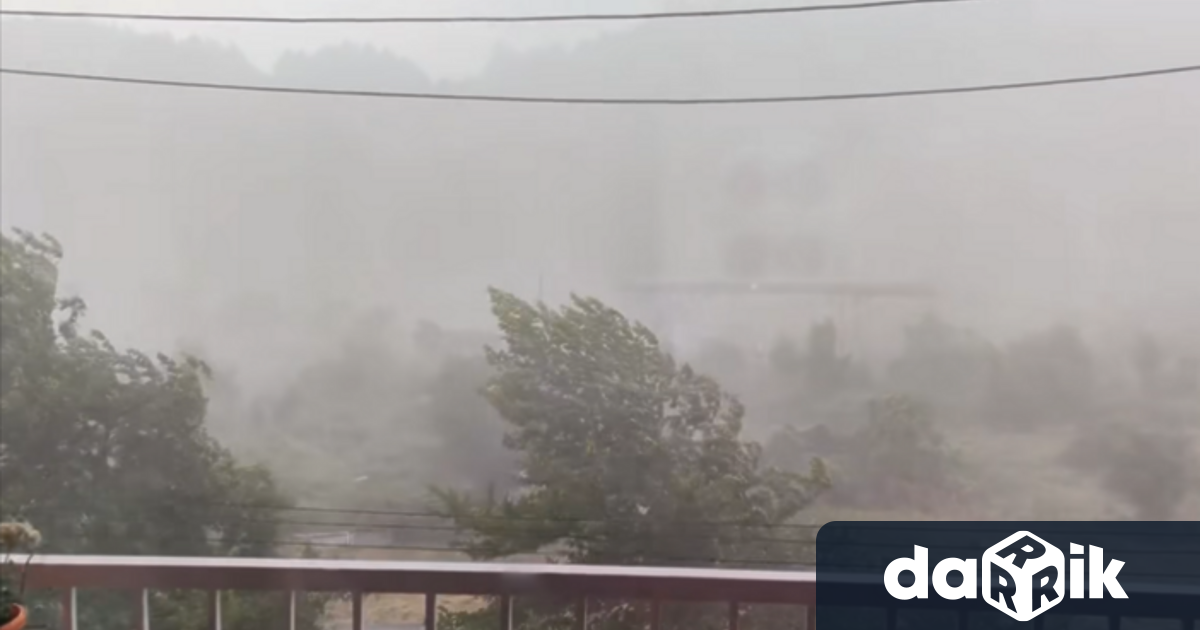 Мощна буря с градушка удари Северозападна България Бурята се развила за