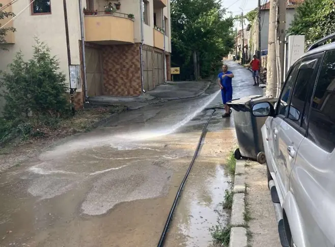 Продължава миенето на улици в Плевен и почистването на шахти