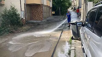 Продължава миенето на улици в Плевен и почистването на шахти