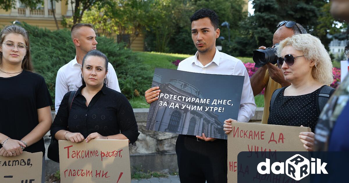 Окончателно таксите за платено обучение във висшите училища се