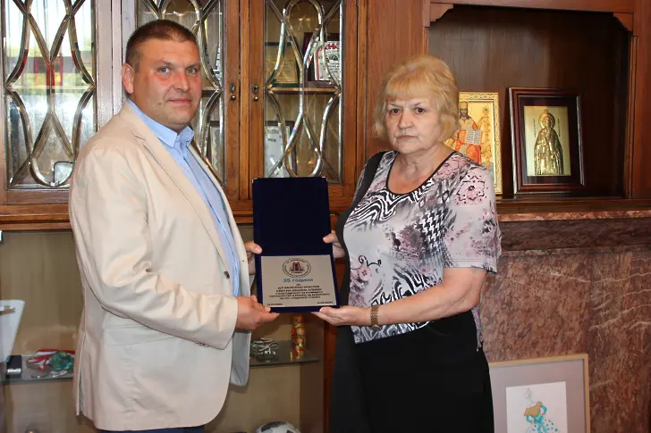 Ръководството на Община Плевен с плакети от Синдикален регионален съюз КТ „Подкрепа“ в знак на благодарност