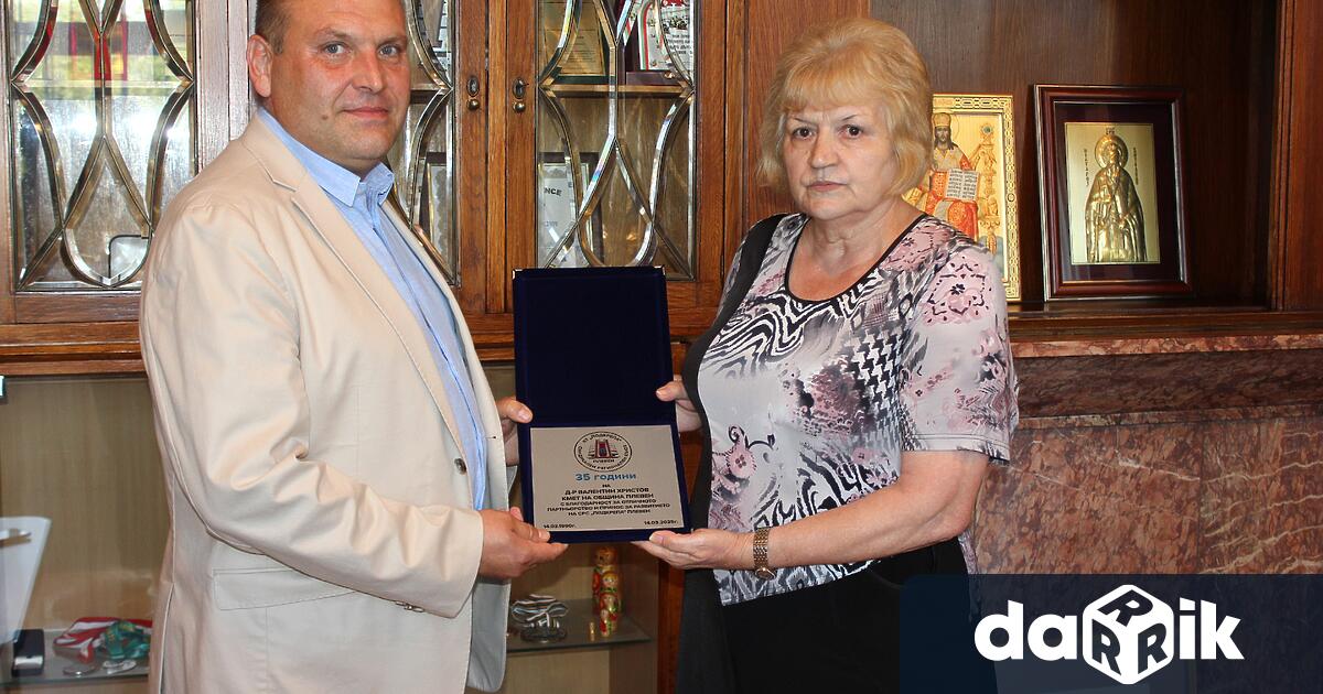 Плакет с благодарност за отличното партньорство и принос за развитието