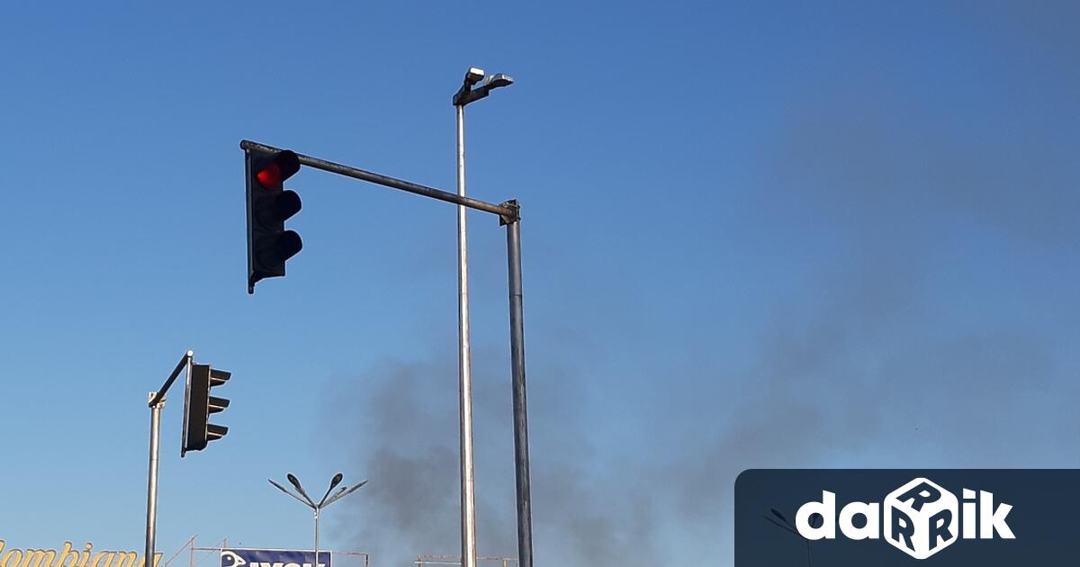 Пожар избухна в сухи треви и се разгърна на голяма