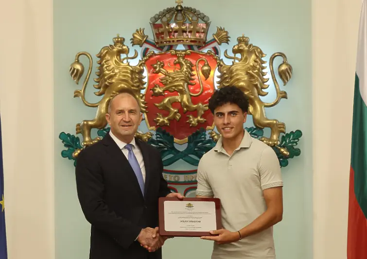  Президентът отличи младите тенис очаквания Иван Иванов и Александър Василев с почетни плакети 